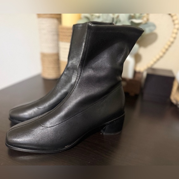 NWT Quince Leather Sketch Sock
Sleek Black Ankle Boot size 7 - Picture 2 of 9